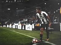 FB体育网页版-孤骑破阵，塞恩斯一肩扛起雷诺，横扫索伯的战术革命与精神胜利