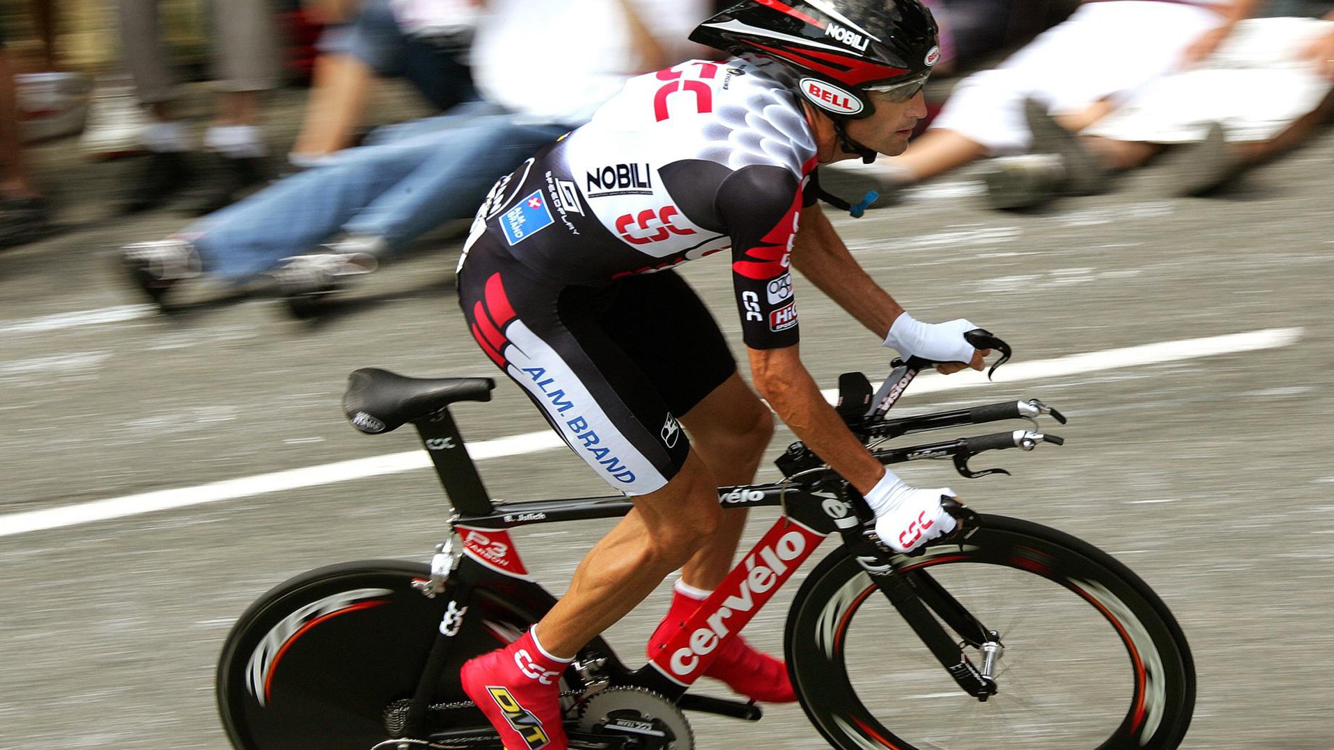 绿茵场上的逆袭与证明，爱尔兰掀翻澳大利亚，伊布在焦点战宣告不朽